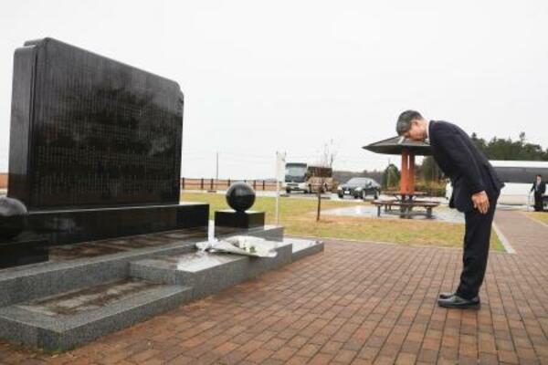 東京電力福島第1原発を視察し慰霊碑に献花した警察庁の楠芳伸長官=3日午後、福島県浪江町