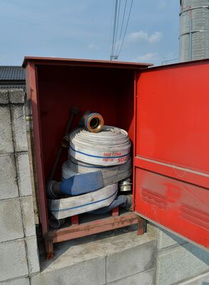 過去に消火用ノズルの盗難被害があった格納箱＝2017年6月23日午後、佐野市中町