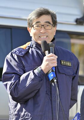 候補者の応援で演説する立民県連の大貫代表=27日午前、日光市内