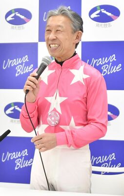 晴れやかな表情で現役生活を振り返る内田＝浦和競馬場