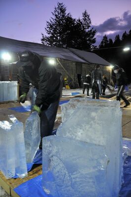 極寒の中、製氷池から切り出された天然氷