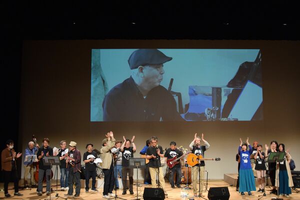 音楽会の終盤、嶽本さんへの感謝の思いを込めて熱唱する出演者
