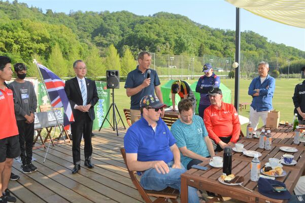試合後のティータイムで、親善試合の感想などを語る英国大使館チームのシヴァーさん