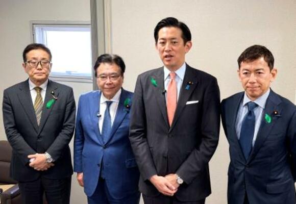　記者団の取材に応じる自民党の小林政調会長（右から２人目）＝２６日午後、岐阜市