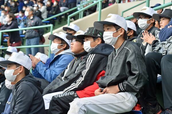 作新高－智弁学園高の練習試合を観戦する子どもたち＝小山運動公園野球場