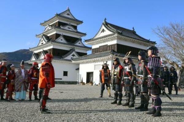 　愛媛県大洲市の大洲城で行われた２０歳を祝う城主体験＝１０日午後