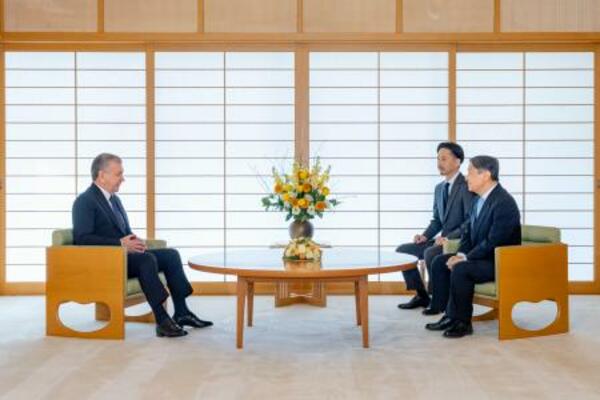 ウズベキスタンのミルジヨエフ大統領と会見される天皇陛下=19日午前、皇居・御所(宮内庁提供)