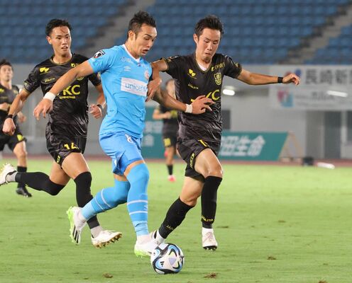 後半36分、栃木のＦＷ大島（右）が相手と競り合う＝トランスコスモススタジアム長崎
