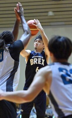 プレシーズンゲームの京都戦で３点シュートを狙うブレックスの比江島（中央）