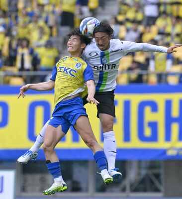 前半32分、栃木ＳＣのＭＦ大曽根（左）が空中で競り合う＝カンセキスタジアムとちぎ、加藤竜矢撮影