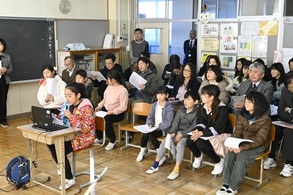 オンライン授業を下生井小児童の後方で視察する韓国の教育関係者ら