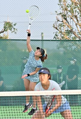 佐賀国スポテニス成年女子の優勝など本県に貢献してきた今西（奥）。手前は森崎＝２０２２年のとちぎ国体から