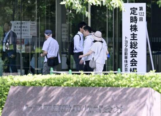 トヨタ自動車の定時株主総会の会場へ向かう人たち=6月、愛知県豊田市