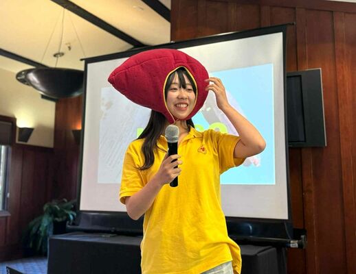 渡航プログラムで成果を発表する中村さん＝８月、米国（中村さん提供）