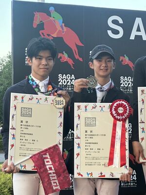 馬術少年団体障害飛越で準優勝を果たした本県の駒津（右）と渡辺＝兵庫県の三木ホースランドパーク