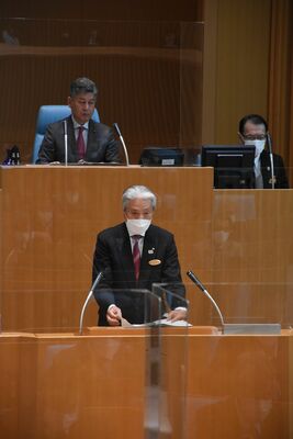 県立美術館、図書館の新築移転案を説明する福田知事（手前）＝２日午前、県議会本会議場