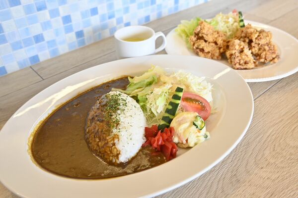 特製カレーライスと唐揚げ