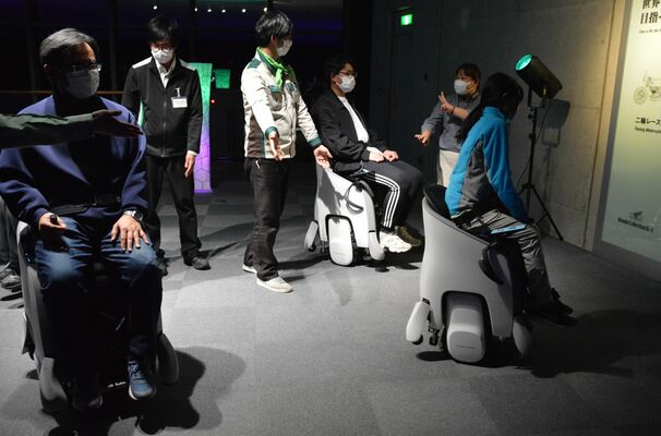 上昇した状態の「ＵＮＩ－ＯＮＥ」。目線の位置が高くなる。操作レバー等はない