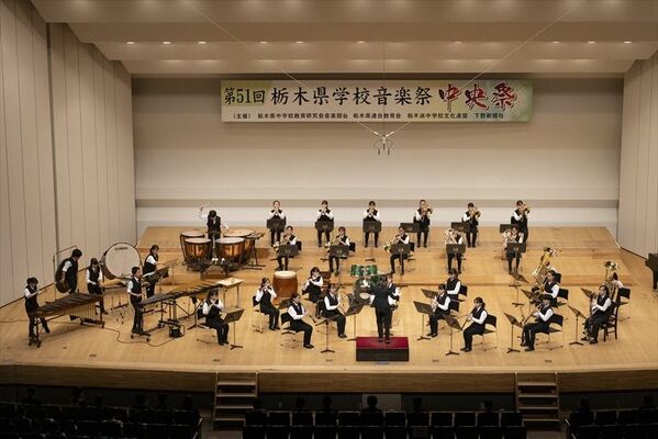 演奏を披露する阿久津中の生徒たち＝24日午後、宇都宮市文化会館