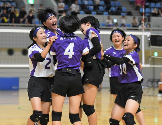 女子で初優勝を決め、喜ぶ陽北の選手たち＝清原体育館