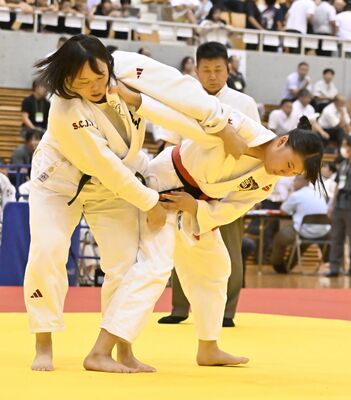 柔道女子団体１回戦　足大付女の大将・鈴木（右）が技を仕掛ける＝岡山市のジップアリーナ岡山、鈴木航撮影