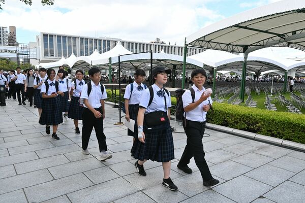 平和記念式典への参列を終えた那須町の中学生たち＝６日午前、広島市中区