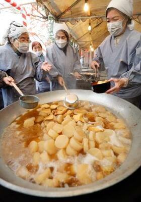 　京都市上京区の千本釈迦堂で始まった冬の風物詩「大根だき」＝７日午前