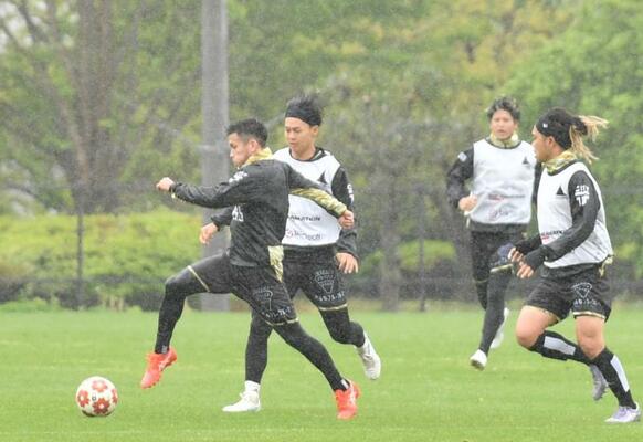 ＦＣ大阪戦に向け、練習に汗を流す栃木シティの選手たち＝ＣＦＳ