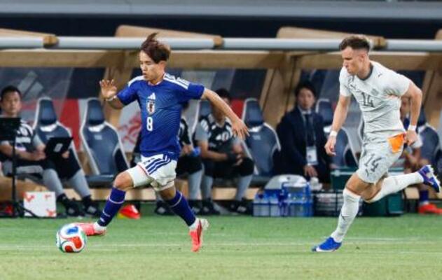 日本―アイスランド 前半、攻め込む久保(左)=MUFGスタジアム