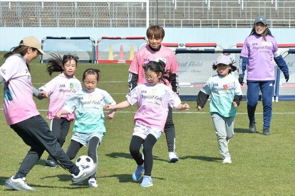澤さん（右）や宮間さん（中央奥）とミニゲームを楽しむ親子＝県グリーンスタジアム