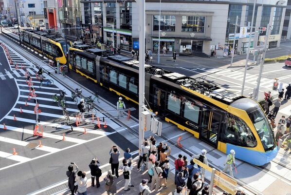 けん引され、ＪＲ宇都宮駅東口停留場付近の脱線現場を離れるＬＲＴ車両＝19日午前11時15分、宇都宮市宮みらい