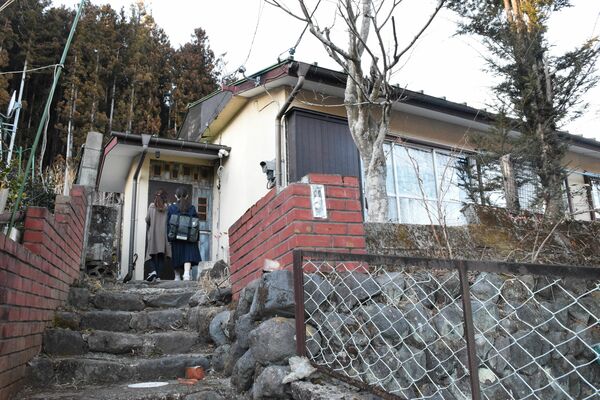 理菜さん（右）家族が暮らすステップハウス＝13日午後、日光市内
