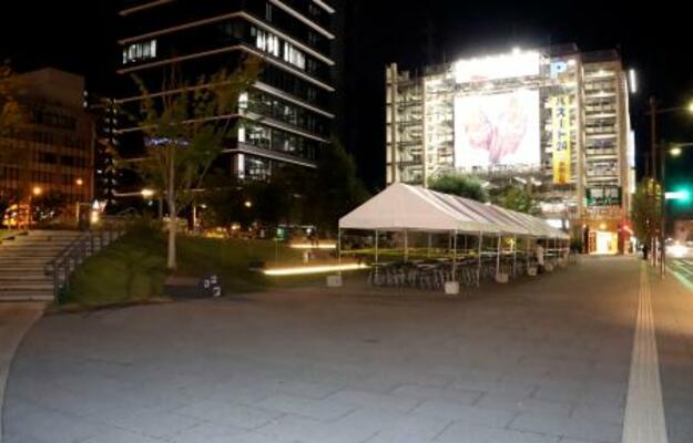 　はさみを持った男が逮捕された現場付近＝１７日午後１０時３３分、熊本市中央区