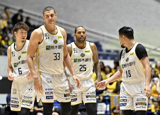後半開始前、11点差の状況で言葉を交わすブレックスのニュービル（右から２人目）ら＝代々木第一体育館、森田大地撮影