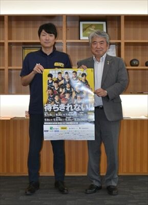 浅野市長（右）を表敬訪問した藤本社長
