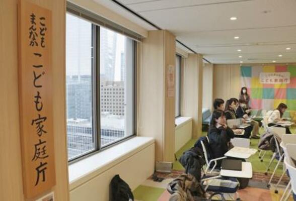 こども家庭庁の庁舎内に掲げられた看板(左)=東京都千代田区