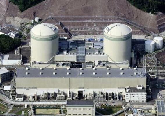 　関西電力高浜原発２号機（左）と１号機＝２０２３年７月、福井県高浜町