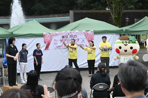 日本を応援する手話表現で辻選手と増田選手を壮行する関係者ら＝５日午後、宇都宮市新里町