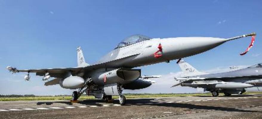 　台湾南西部嘉義県の空軍基地に並ぶ台湾軍のＦ１６戦闘機＝２０２１年（総統府提供・共同）