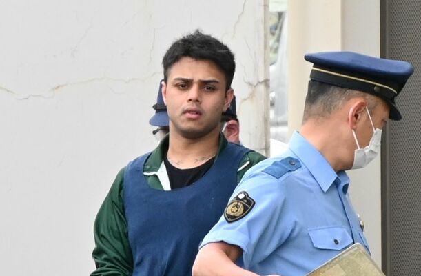 送検される容疑者＝12日午前７時30分、足利署
