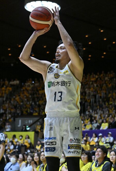 第４クオーター６分、ブレックスの渡辺が出場後すぐに３点シュートを決め、会場を沸かす＝代々木第二体育館、加藤竜矢撮影