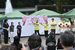 日本を応援する手話表現で辻選手と増田選手を壮行する関係者ら＝５日午後、宇都宮市新里町