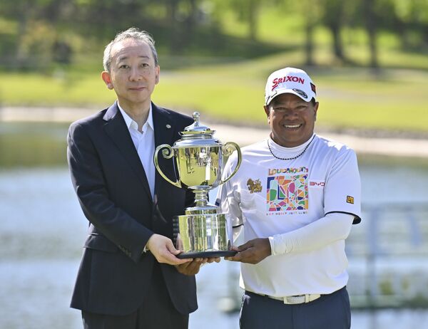 ２度目の優勝を飾ったP・マークセン（右）＝イーストウッドCC、井上孝男撮影
