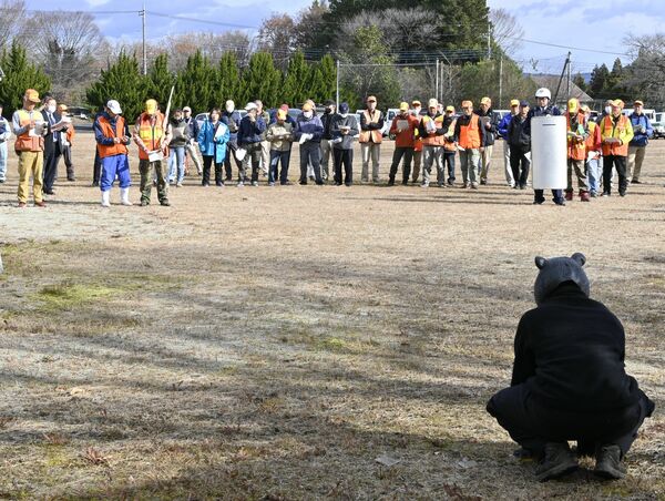 クマを追い払う訓練を行う猟友会メンバーら
