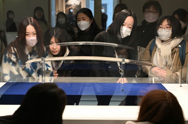 山姥切国広を鑑賞する来場者たち＝8日午前10時20分、足利市通2丁目