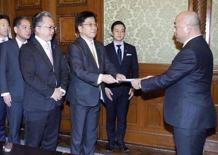 　12月５日、衆院に議員定数削減法案を共同提出する自民党の加藤勝信政治制度改革本部長（右から３人目）と日本維新の会の浦野靖人選対委員長代行（同４人目）ら＝国会