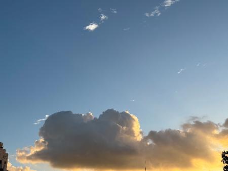 　脳の可能性は夏の大空のように無限に広がる＝筆者提供