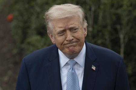 　記者団に話すトランプ米大統領＝２０日、ワシントン（ゲッティ＝共同）