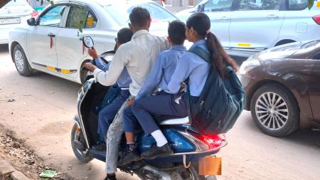 　通学中とみられる子ども３人を含む計４人が乗ったスクーター＝１０月３１日、インド北部グルガオン