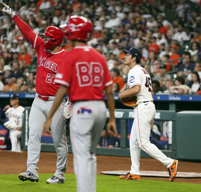 エンゼルス戦の３回、満塁のピンチでソレアに走者一掃の二塁打を浴びたアストロズ・今井。左は生還したトラウト＝ヒューストン（共同）